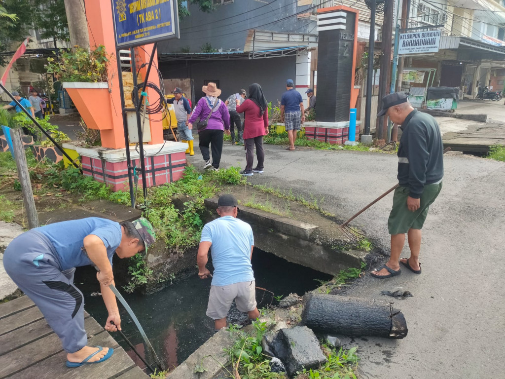 Giat Gotong Royong di Sepanjang Jalan Pemuda Kelurahan Temindung Permai