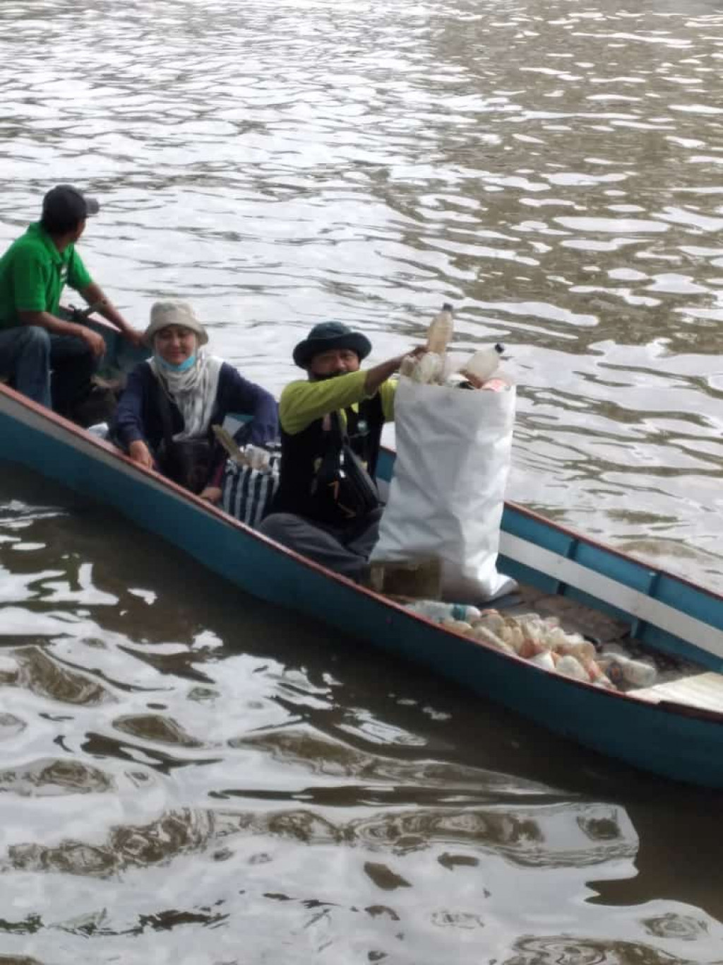 Gotong Royong Pengambilan Sampah-sampah di Sungai Karang Mumus