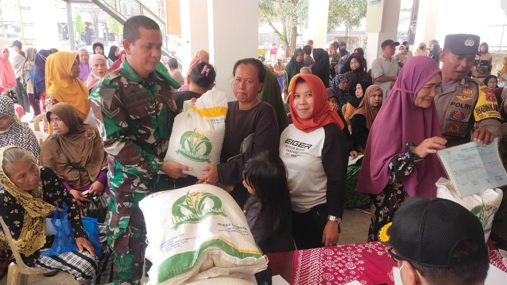 Pembagian Bantuan berupa Beras 10 kg untuk warga Temindung Permai