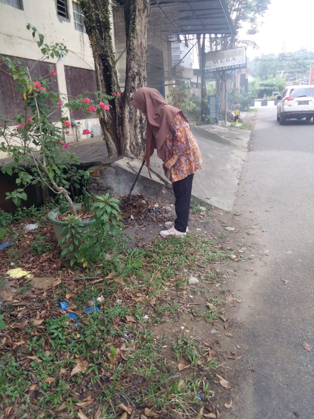 Peneguran Warga yang membakar Sampah