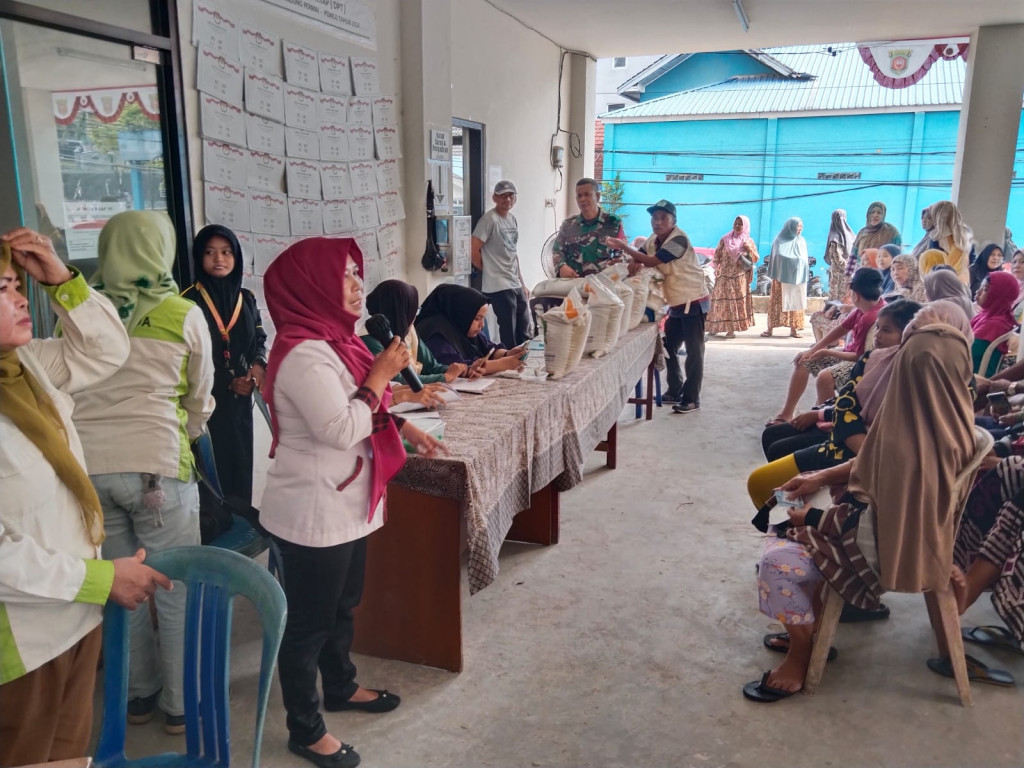 Pendistribusian Bantuan Beras dari Bulog di Aula kelurahan Temindung Permai