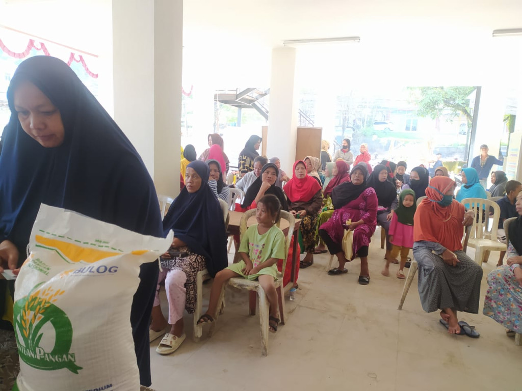 Pembagian Beras ke-4 Bulog dari Ketahanan Pangan di Aula Kelurahan temindung Permai