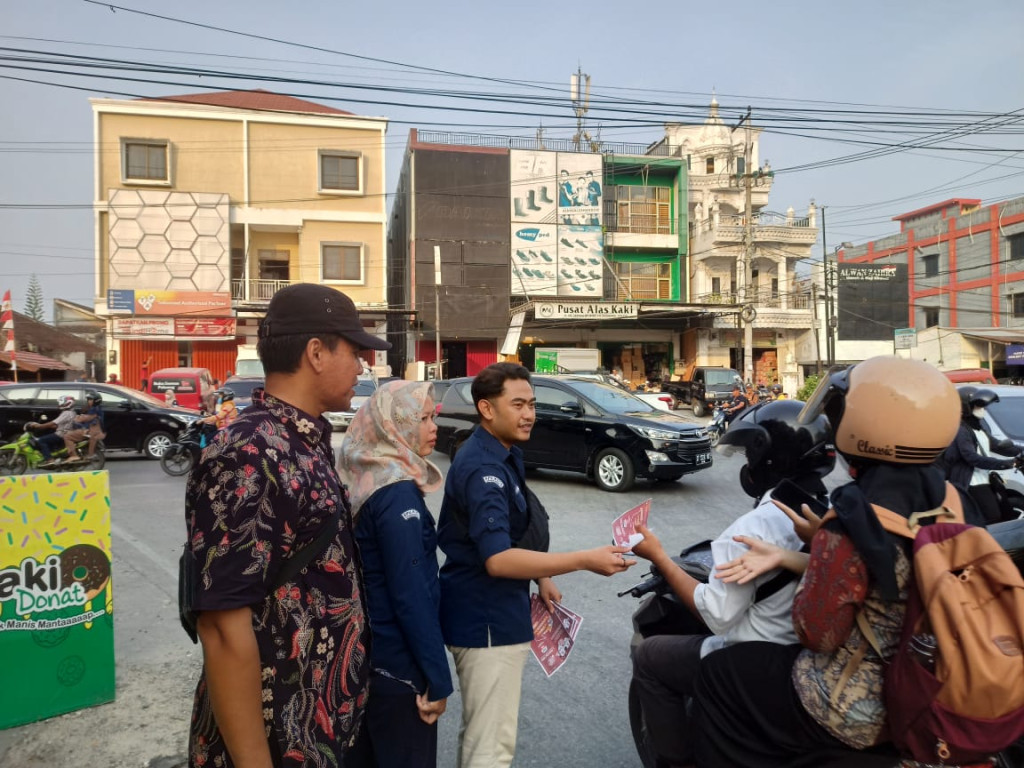 Pembagian Pamflet oleh Bawaslu dan ketua PPS Kelurahan Temindung Permai