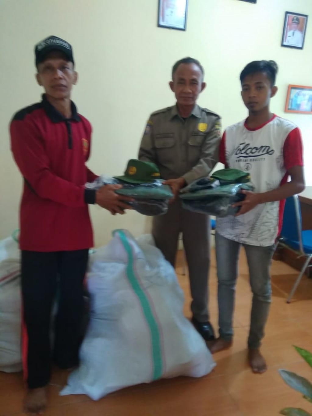 PENYERAHAN SERAGAM ANGGOTA PAM TPS