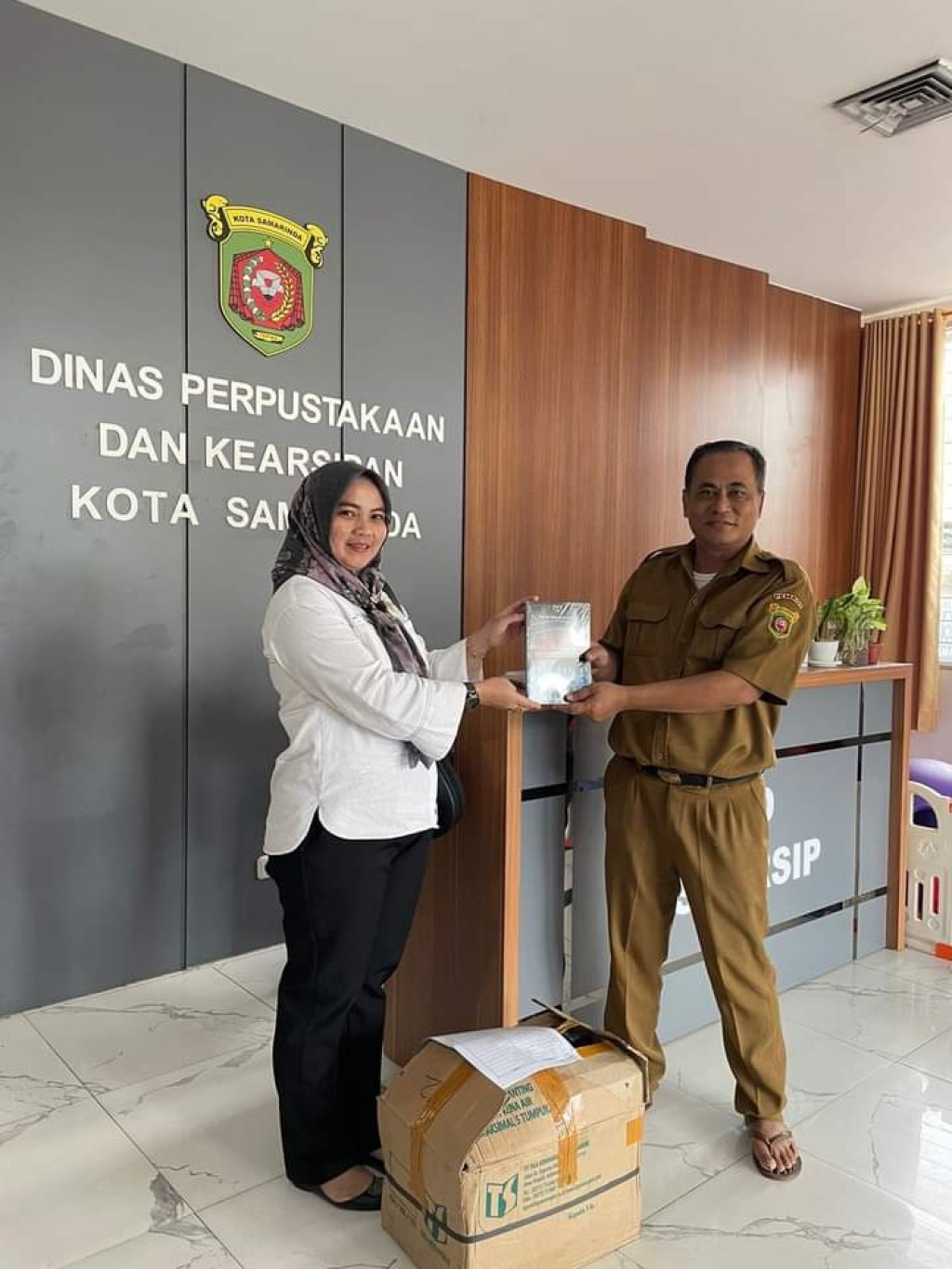 Menerima Sumbangan Buku