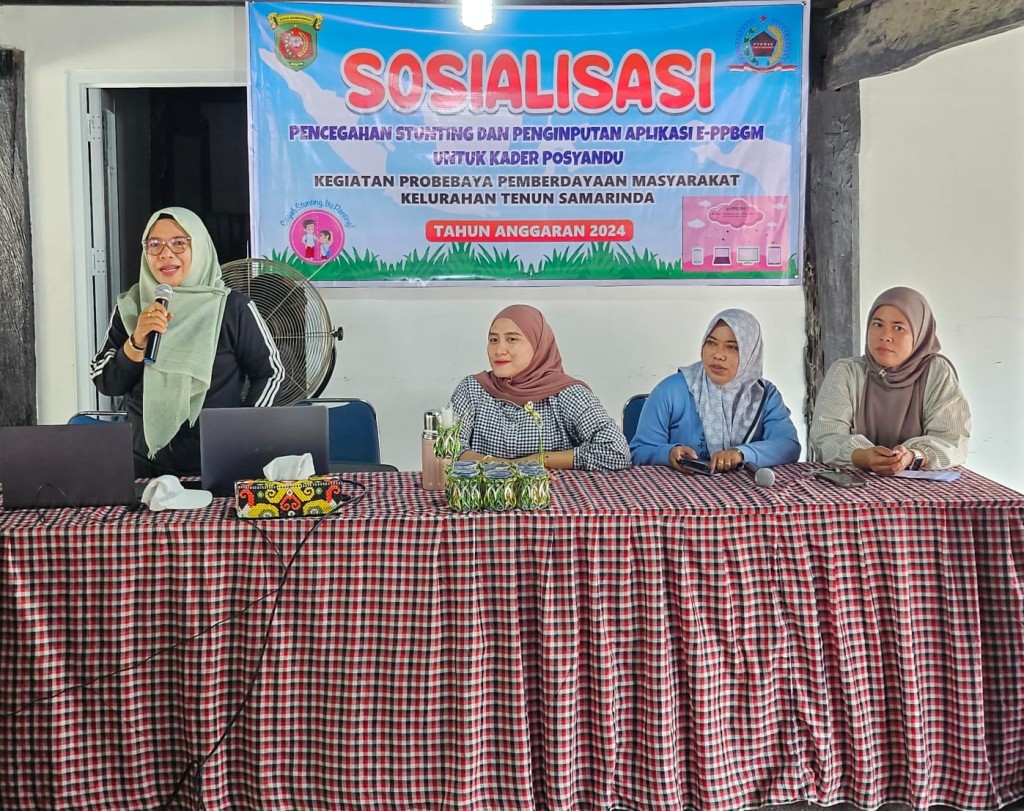 Sosialisasi pencegahan stunting n pengimputan aplikasi E-PPBGM untuk kader posyandu.