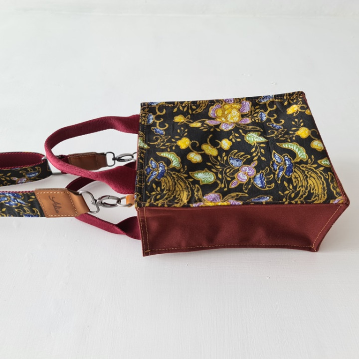 Akila Slingbag