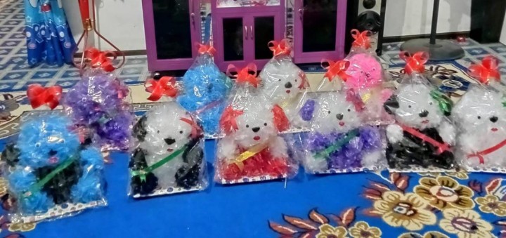 KERAJINAN BONEKA DARI KANTONG PLASTIK
